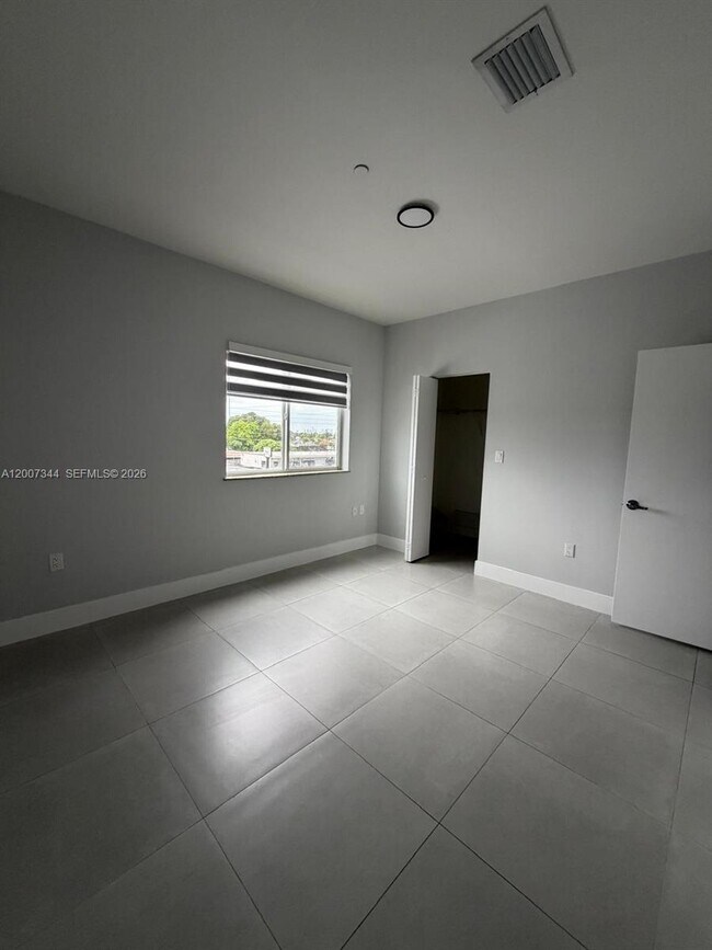 Building Photo - 381 E 50th St