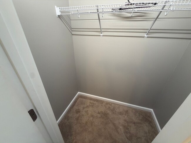 Building Photo - Beautiful Three Bedroom, Two and a half Bath home available in River Wood of Fairlawn