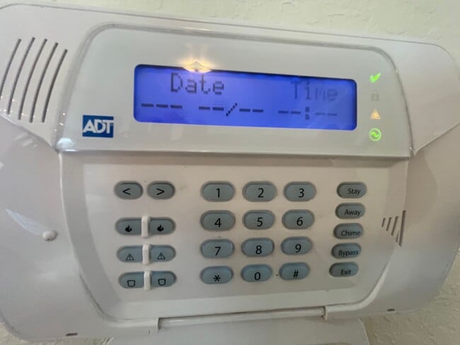 Building Photo - 3 Bedroom 2 bath 2 Car Garage situated on a large Corner Lot in SW Ocala