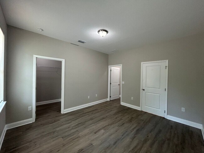 Building Photo - Renovated 3 Bedroom, 2 Bath Duplex Home in...