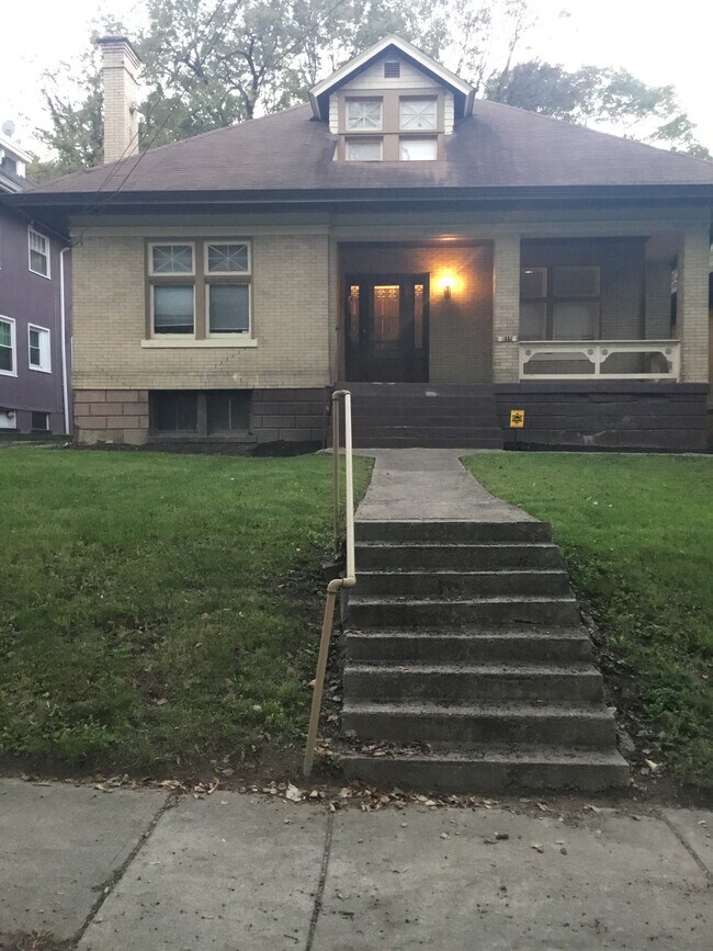 Primary Photo - 815 E Mitchell Ave