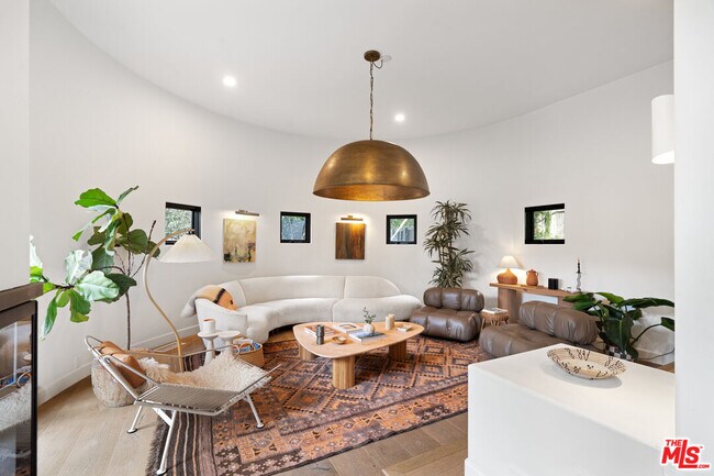 Building Photo - 2065 Watsonia Terrace