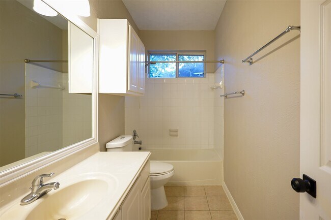 Building Photo - 105 N Holly Laurel Cir