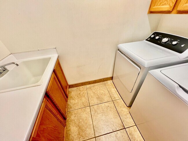 Building Photo - 3 Bedroom Single Story Home
