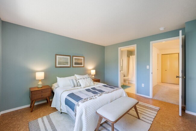 Building Photo - Cathedral Park Townhouse with BRAND-NEW Central A/C & Heat – 3 Bed, 2.5 Bath!