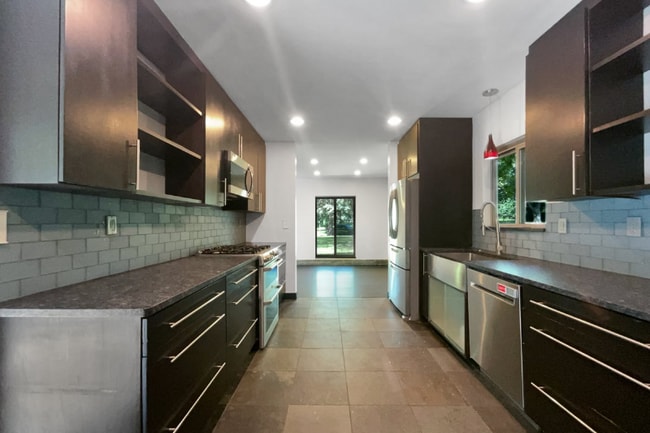 Building Photo - 2645 Hickory Ct