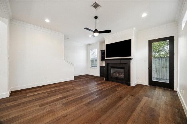 Building Photo - 5406 Darling St