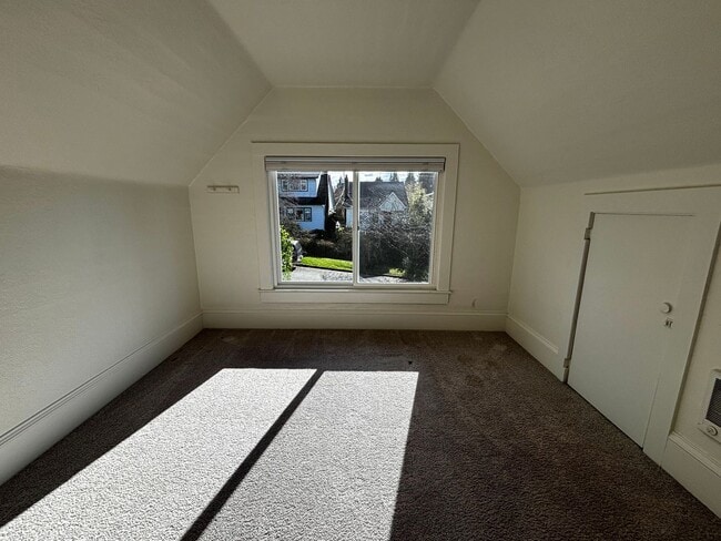 Building Photo - Charming duplex-style house in the heart of Green Lake and Tangletown