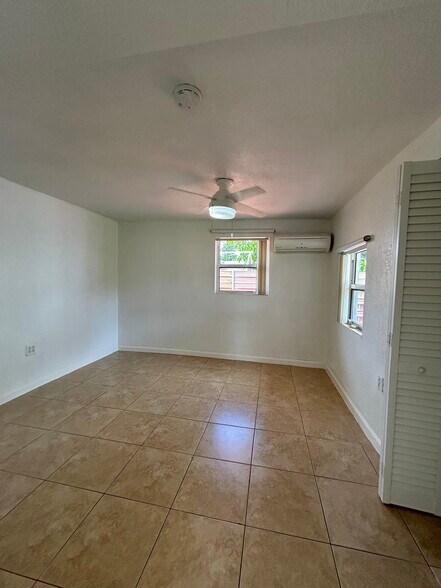 Bedroom - 4221 SW 36th St