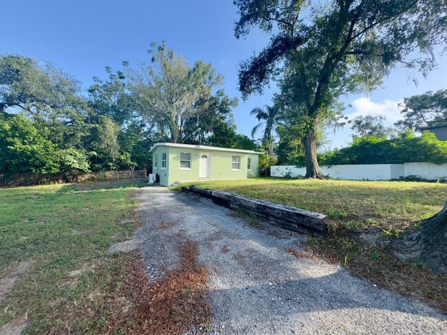 Building Photo - Charming Two Bedroom, One Bath Single Family Home Nestled in Leesburg FL!