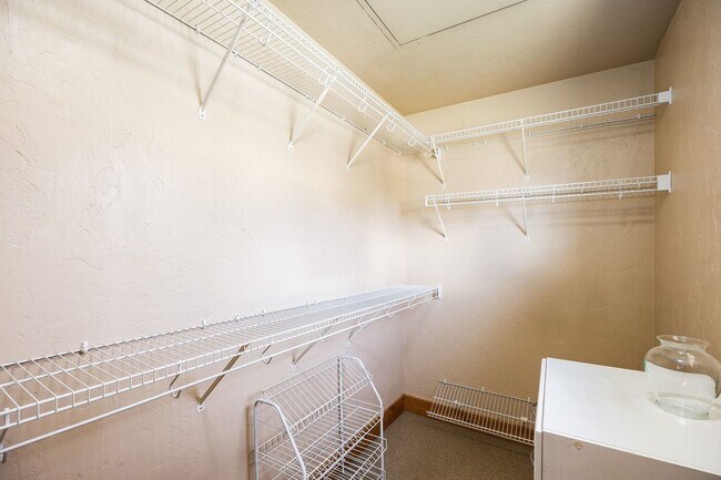 Building Photo - 6144 Fox Point Cir