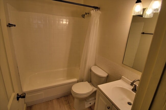 Building Photo - Heights Town Home!!!