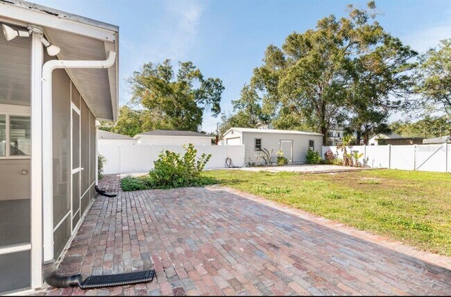 Building Photo - 1205 W Adalee St