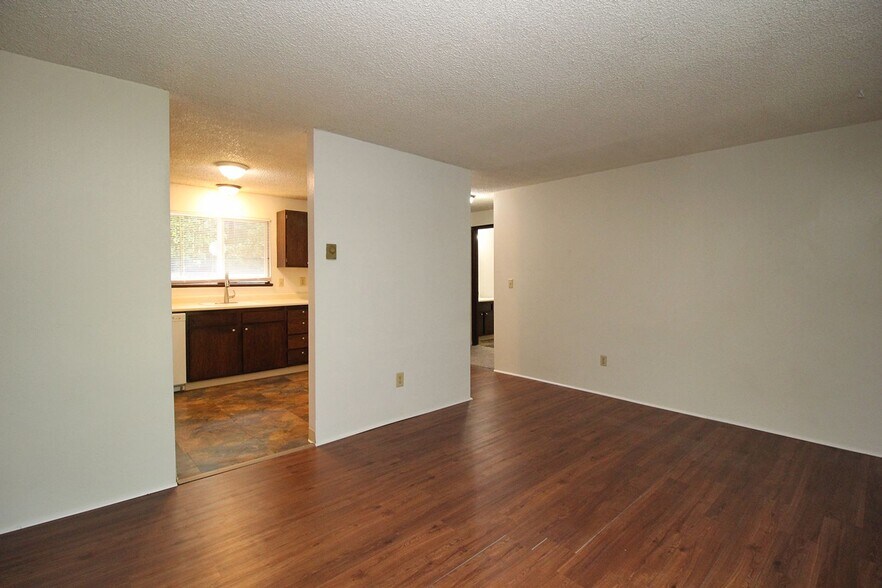 Building Photo - 5704 SW Beaverton Hillsdale Hwy