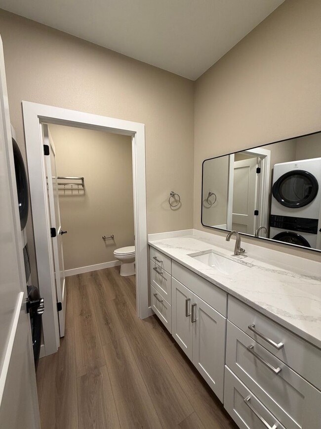 Building Photo - 2117 Carr Rd