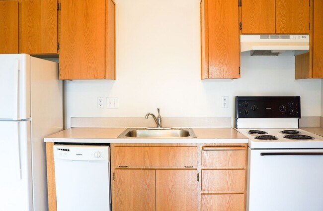 Building Photo - Top-Floor 1 Bdr w/ Private Balcony Ready Soon!
