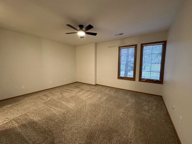 Building Photo - Updated 1st Floor Condo in Delafield!
