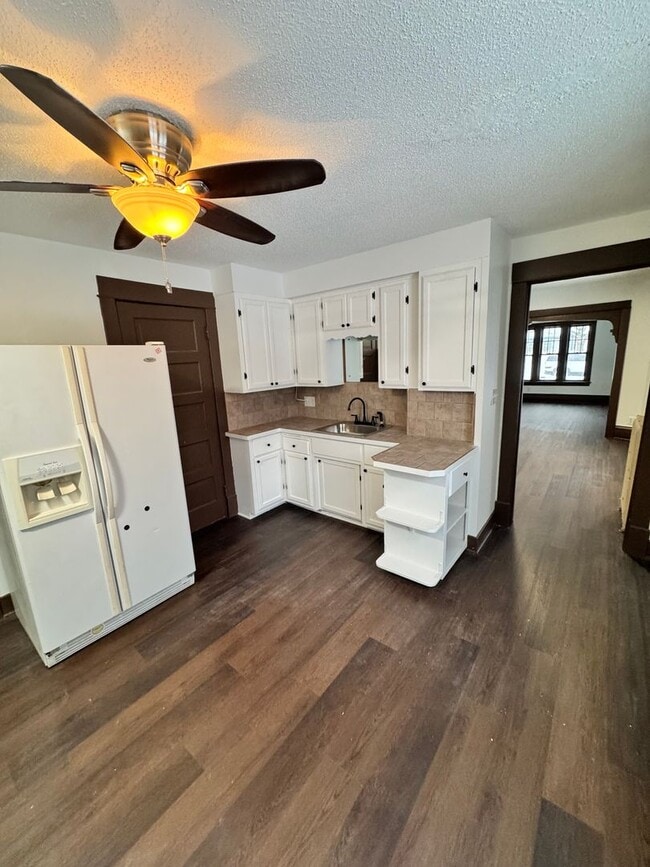 Building Photo - 1021 Charles Ave