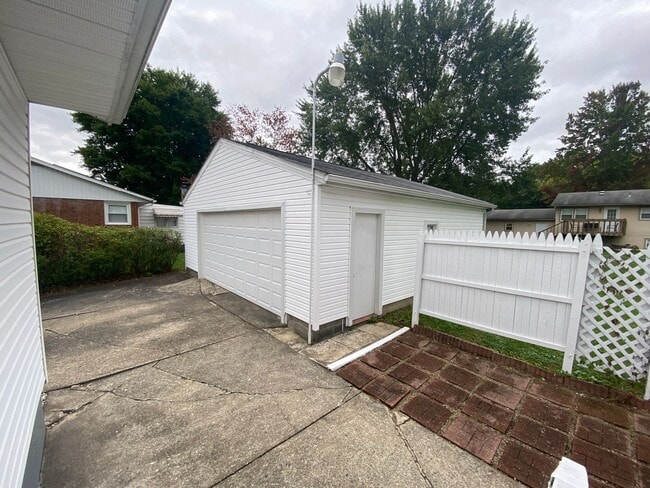 Building Photo - 343 Beverly Hills Dr