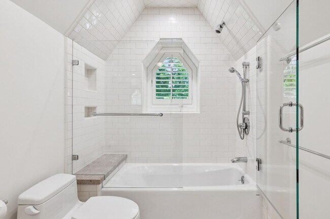 Building Photo - Beautiful, Old-World-style Home in the Heart of Central Menlo Park