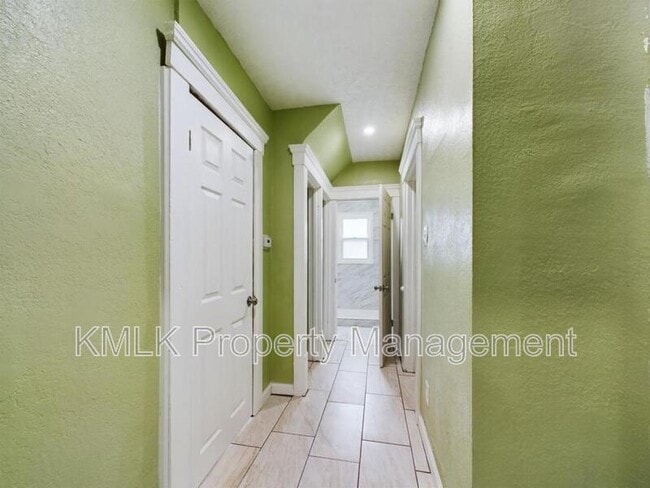 Building Photo - 187 W Long St