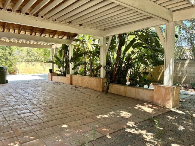 Building Photo - Welcome to this stunning 3-bedroom, 2.5-ba...