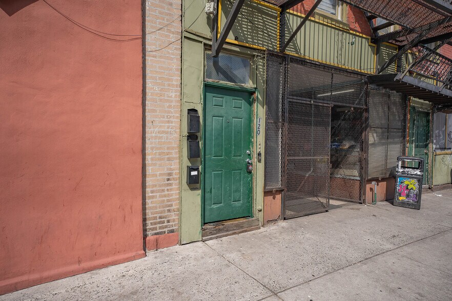 Building Photo - 120 Perry St