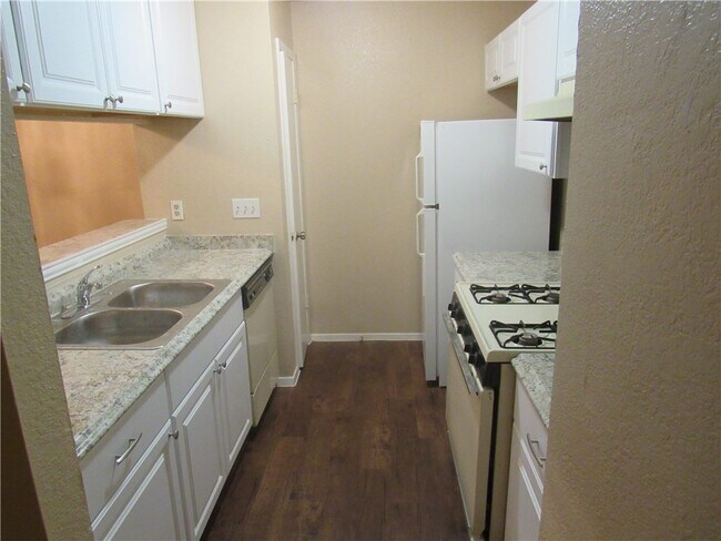 Building Photo - 2129 Andover Dr