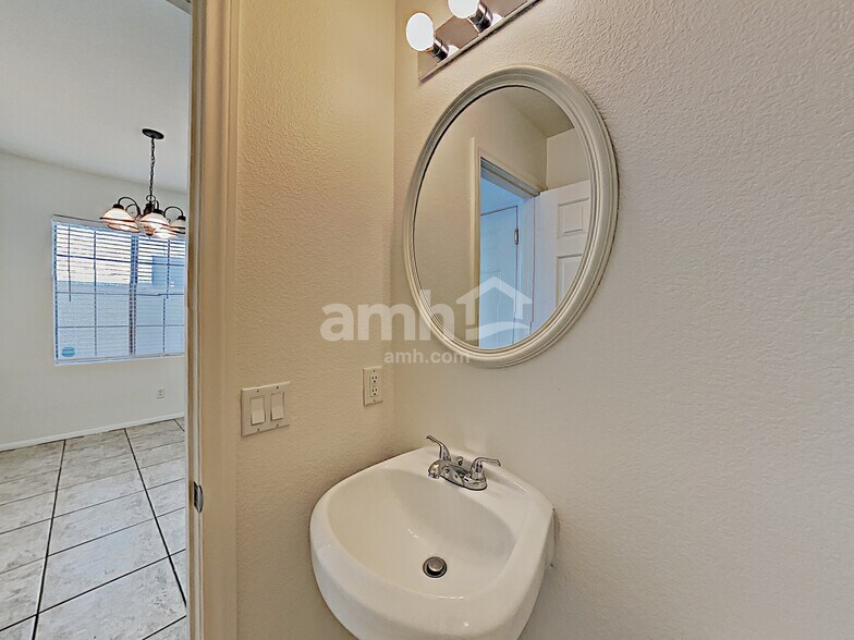 Building Photo - 611 Desert Silk Ct