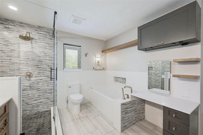 Building Photo - 2115 Wychwood Dr