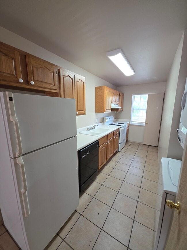 Building Photo - 822 N El Paso Ave