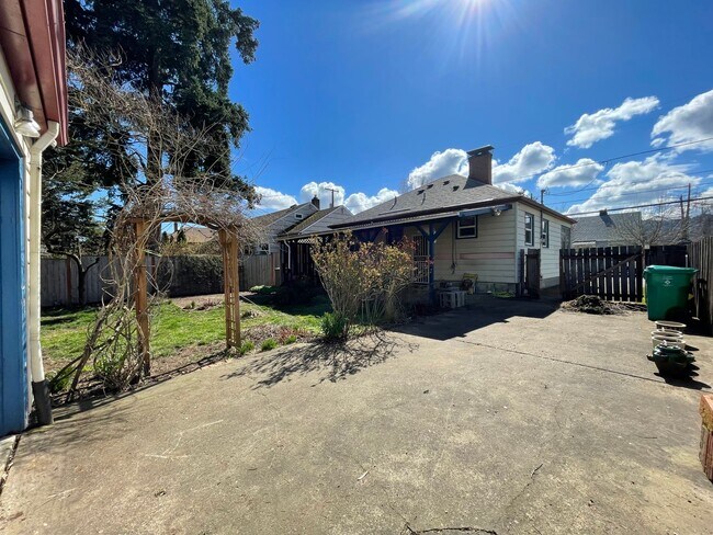 Building Photo - St. Johns 1940s 2Bd 1Ba home with updated Kitchen and a Basement! Features a Stained glass Outdoo...