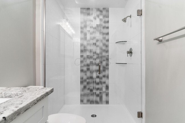 Building Photo - 2850 Pickwick Dr