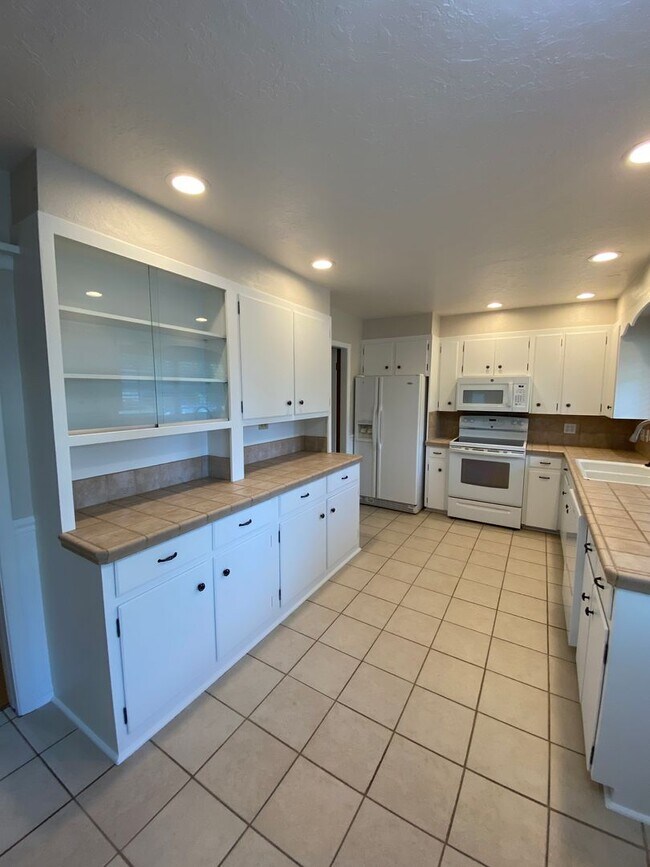 Building Photo - Stylish & Spacious 3-Bedroom Home in SE Sa...