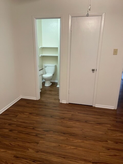 Building Photo - Available now. END 4PLEX TOWNHOME, 2 BR/1....
