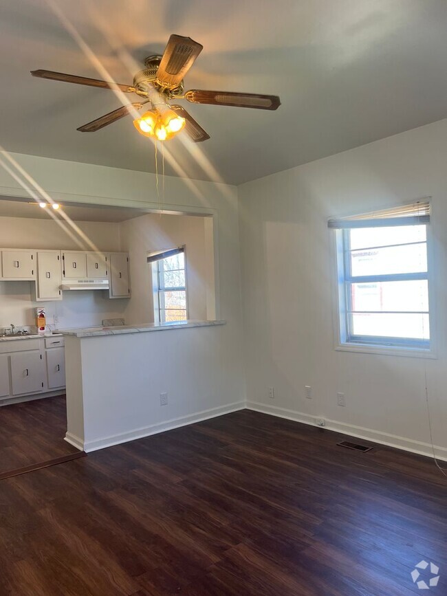 Building Photo - 1 month free with 13 month lease- East Nas...