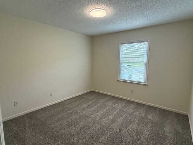 Building Photo - Nice 2 bedroom, 1 bath duplex