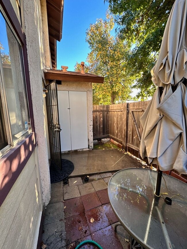 Building Photo - Quiet 2 bed/ 1.5 bath townhome in a gated ...