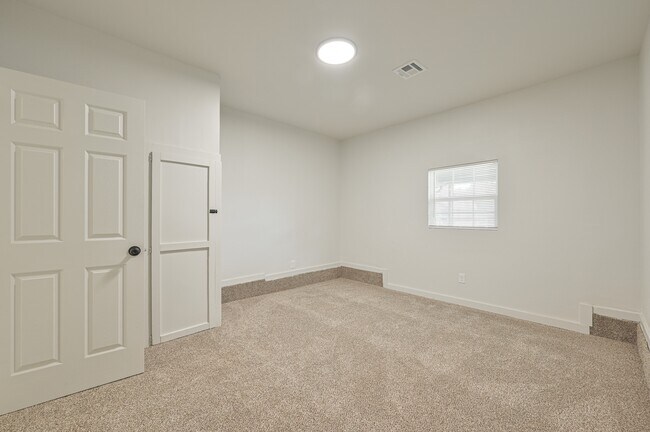 Building Photo - 2525 SE 47th St