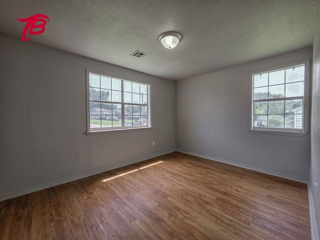 Building Photo - Spacious Split-Level 4-Bedroom Home with T...