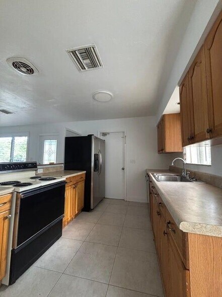 Primary Photo - 117 SE 4th Ave