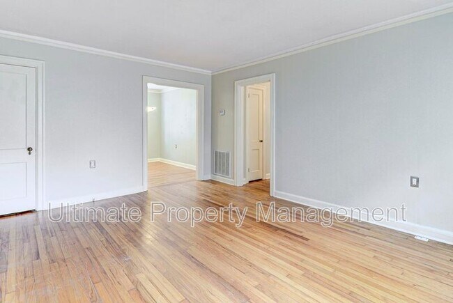 Building Photo - 2940 Oleander Dr