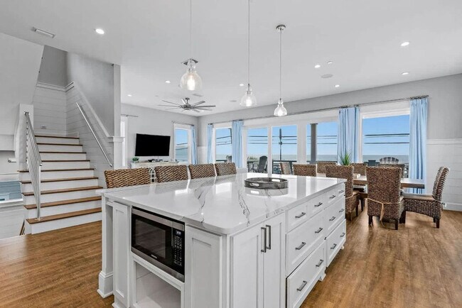 Building Photo - 14324 Front Beach Rd