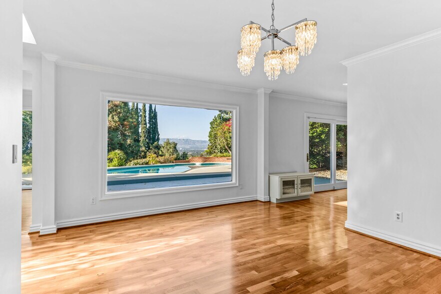 Building Photo - 4920 Tarzana Woods Dr