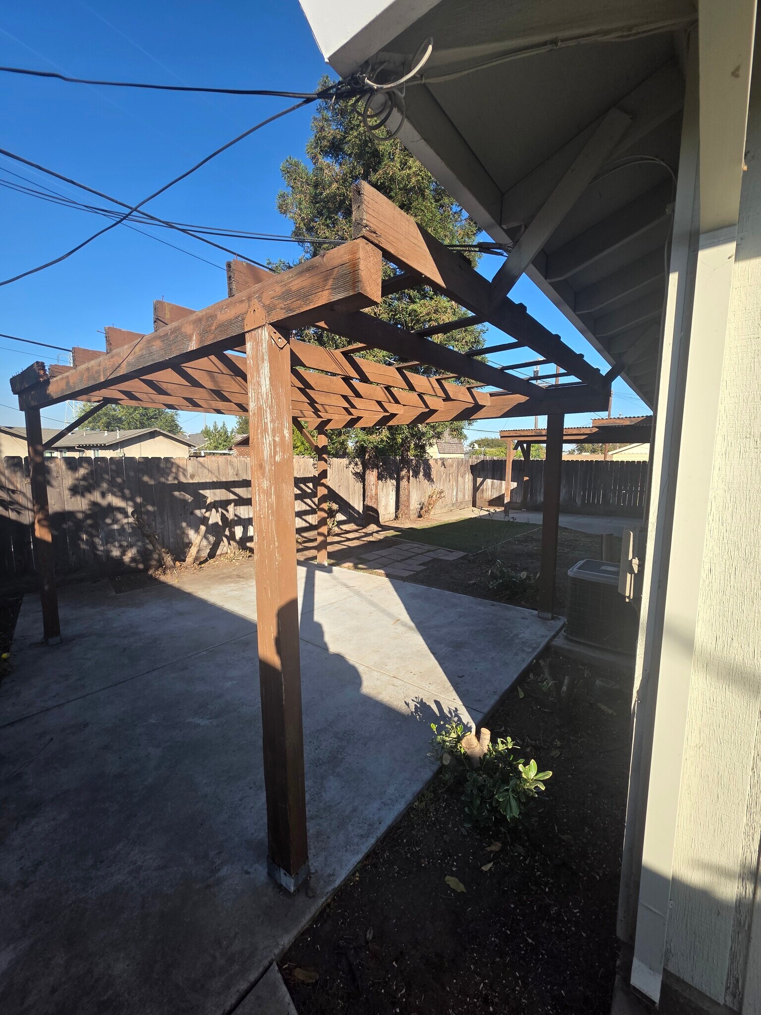 Great private backyard are for a fire pit or table very private - 325 N Lincoln Ave