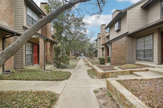 Building Photo - 9910 Royal Ln