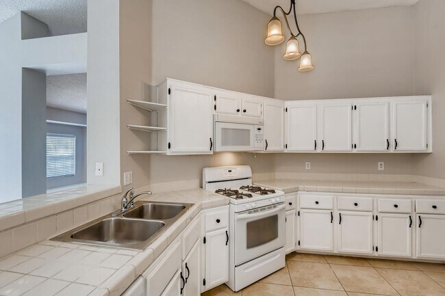 Building Photo - Charming 3 Bedroom Home In Henderson !