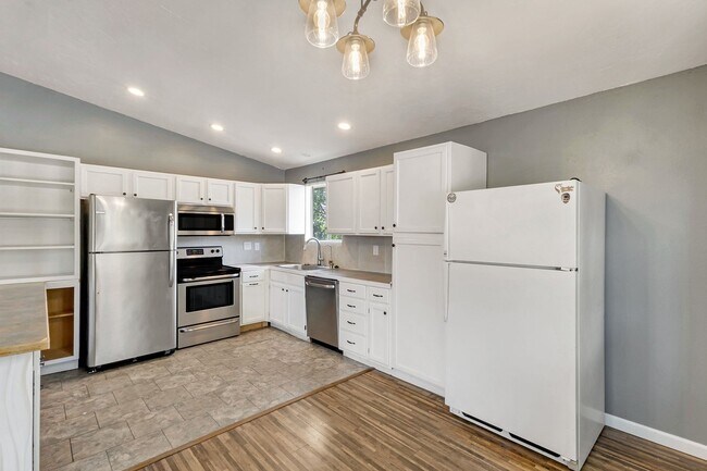 Building Photo - Spacious 5 Bed, 3 Bath with Sunroom