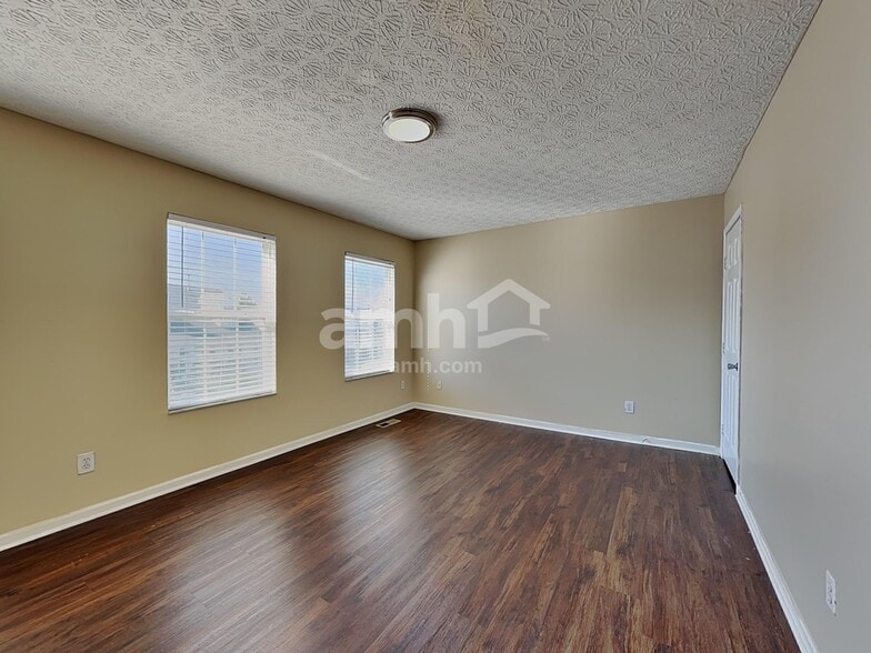 Building Photo - 2490 Delowe St