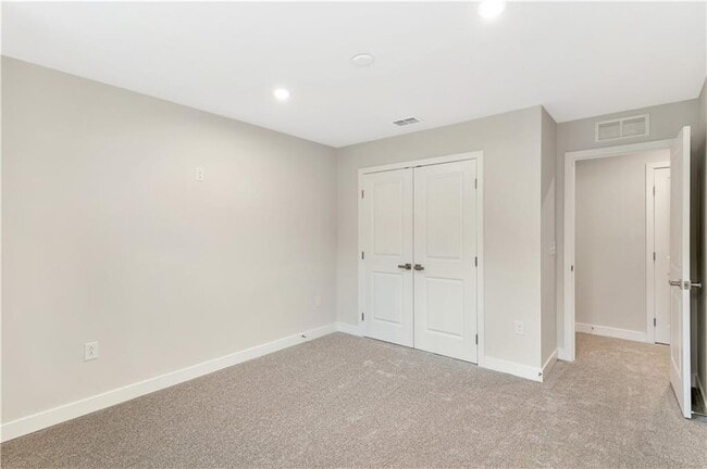 Building Photo - 555 Thatch Ter